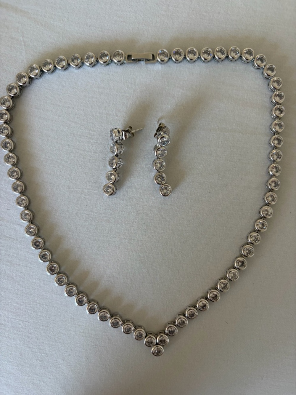 Silver Crystal Tennis Necklace and Drop Earring Set (faux bijoux)